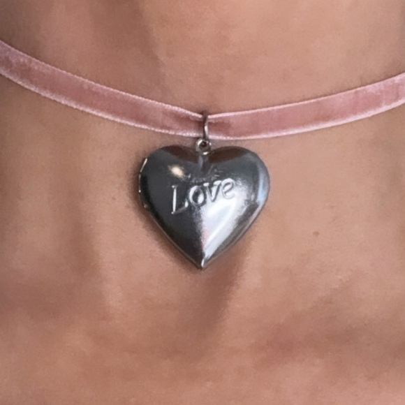 Large vintage love 🤍 locket on dusty pink vintage velvet ribbon - Picture 6 of 7